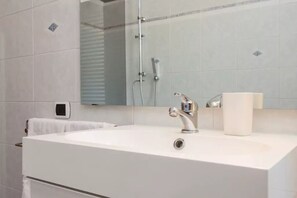 Condo, 2 phòng ngủ, không hút thuốc | Phòng tắm | Buồng tắm vòi sen, vòi sen phun mưa, máy sấy tóc, khăn tắm 