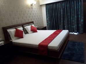 1 chambre, décoration personnalisée, ameublement personnalisé, bureau