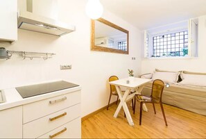 Appartement, 1 chambre | Coin cuisine privé | Grand réfrigérateur, micro-ondes, bouilloire électrique