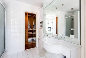 Departamento, 1 habitación | Baño | Regadera, regadera tipo lluvia, secadora de cabello, bidet 
