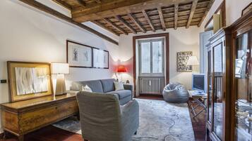 1 Schlafzimmer, Schreibtisch, schallisolierte Zimmer