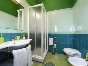 Dusche, kostenlose Toilettenartikel, Haartrockner, Handtücher