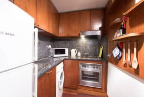 Leilighet, 1 soverom, balkong | Eget kjøkken | Kjøleskap, mikrobølgeovn, ovn og kaffetrakter/tekoker