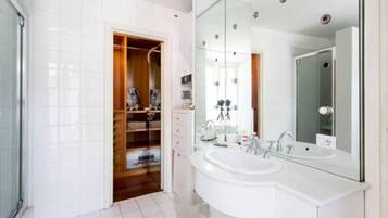 Apartment, 1 Bedroom, Balcony | Bathroom