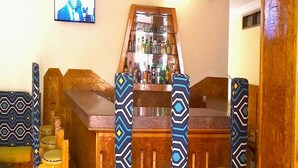 A bar area with wooden bar stools and a bar counter. - Résidence Bonté Divine (Abidjan)