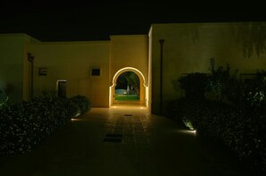 Bagian depan properti - sore/malam