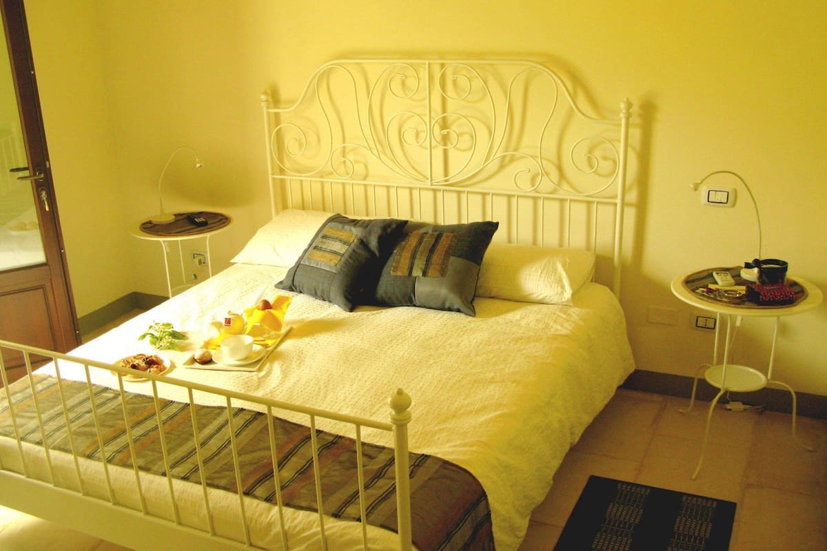 Camera Comfort | Lenzuola Frette, biancheria da letto di alta qualità, minibar