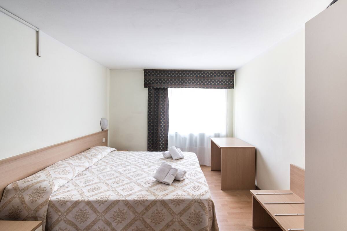 In-room safe, desk, wheelchair access