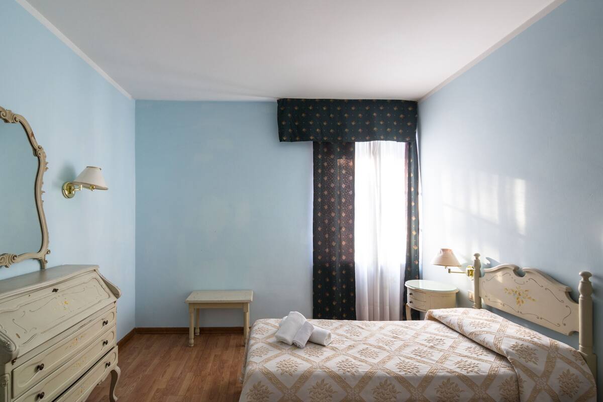 In-room safe, desk, wheelchair access
