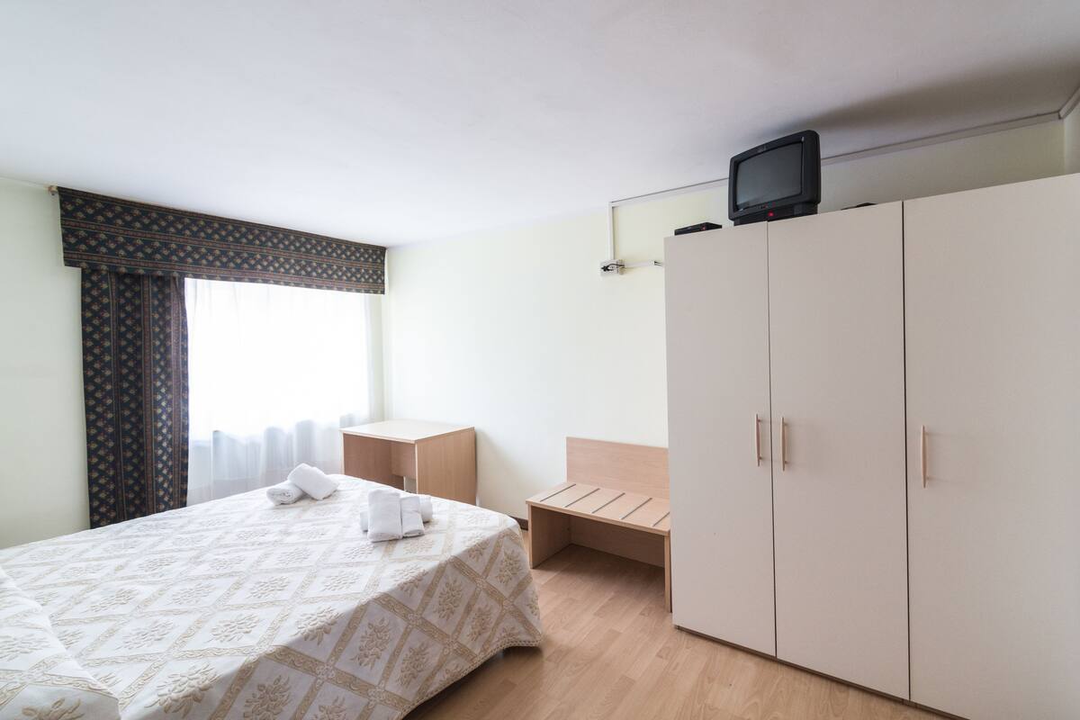 In-room safe, desk, wheelchair access