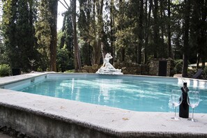 Outdoor pool, sun loungers - Villa Fiorentina con piscina (Florence)