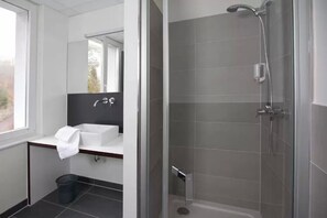 Dusj, hårføner og håndklær
