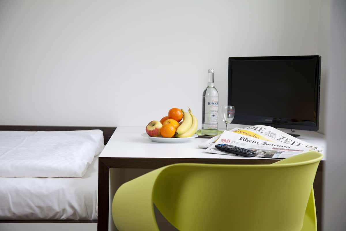 Standard Single Room, 1 Large Twin Bed, Non Smoking | Hypo-allergenic bedding available, in-room safe, desk, WiFi (free)