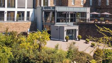 Vista frontal de la propiedad