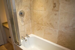 Deep-soaking bathtub