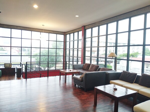 Lobby sitting area - One Four Seven Hotel & Snooker Bar (Rayong)