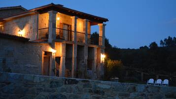 Fachada del alojamiento - Noche