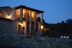 Front of property – evening/night - Alojamiento Rural Pazos (San Cristovo de Cea)
