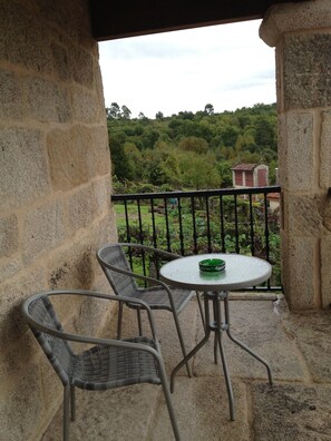 Double Room | Terrace/patio - Alojamiento Rural Pazos (San Cristovo de Cea)