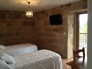 Desk, soundproofing, free WiFi - Alojamiento Rural Pazos (San Cristovo de Cea)
