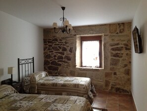 Desk, soundproofing, free WiFi - Alojamiento Rural Pazos (San Cristovo de Cea)