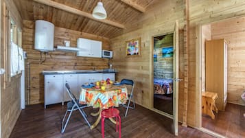 Bungalow, 2 habitaciones | Cocina privada | Refrigerador, microondas y utensilios de cocina