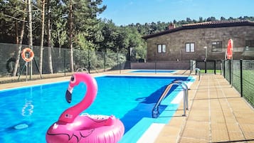 Una piscina al aire libre de temporada