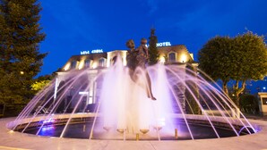A hotel with a fountain in front, featuring a statue and multiple water jets. - Nane Hotel (Gyumri)