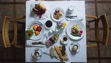 Tägliches großes Frühstück (3000 AMD pro Person)