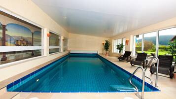 Una piscina cubierta