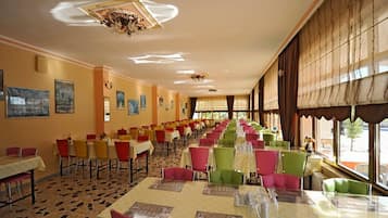 Daily full breakfast (TRY 350 per person)