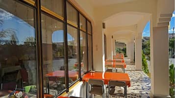 Daily full breakfast (TRY 350 per person)