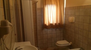 Ducha, secador de pelo, bidet, toallas