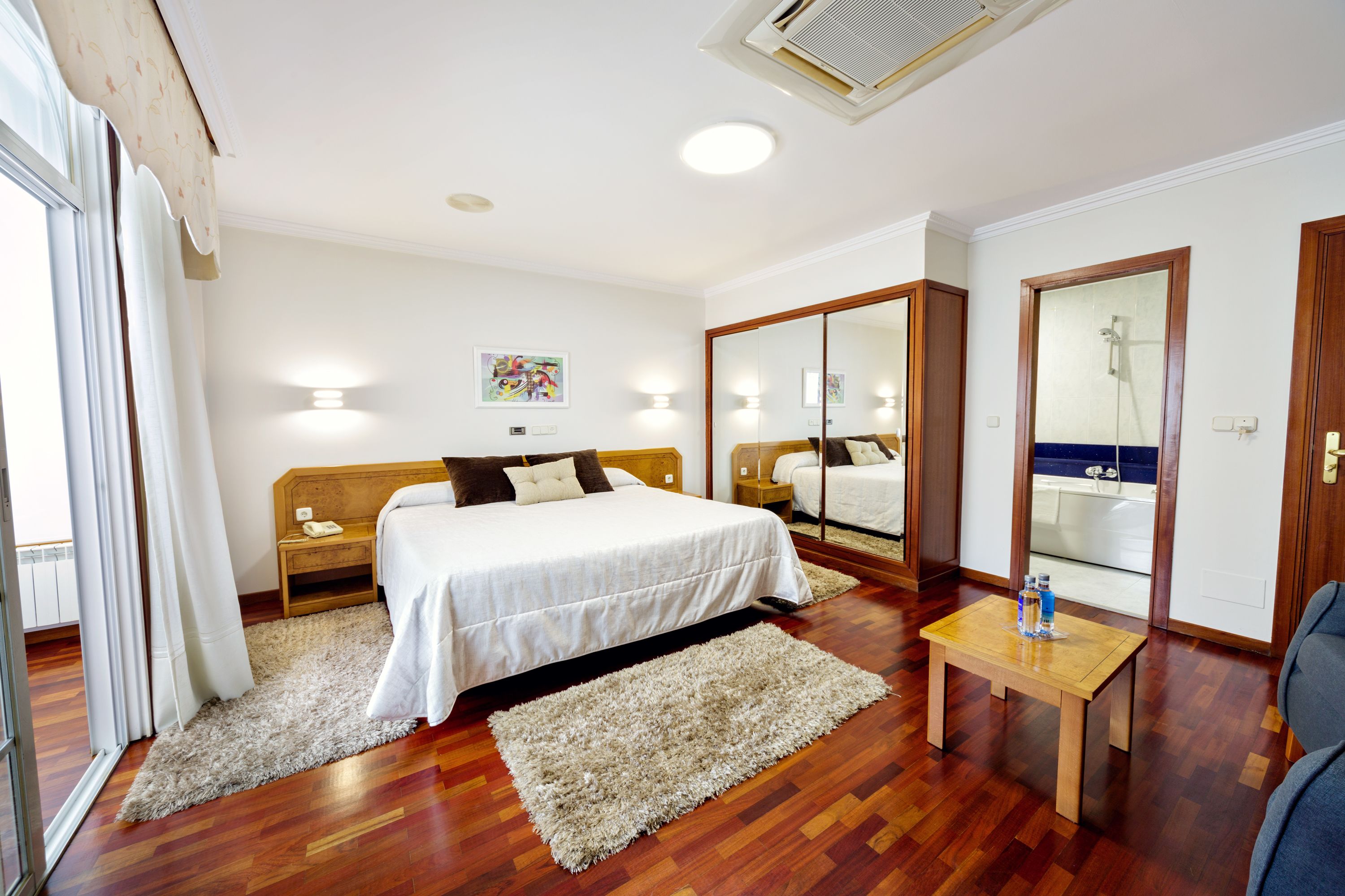 superior suite, balcony (hidromasaje) | down duvets, desk, laptop workspace, blackout curtains