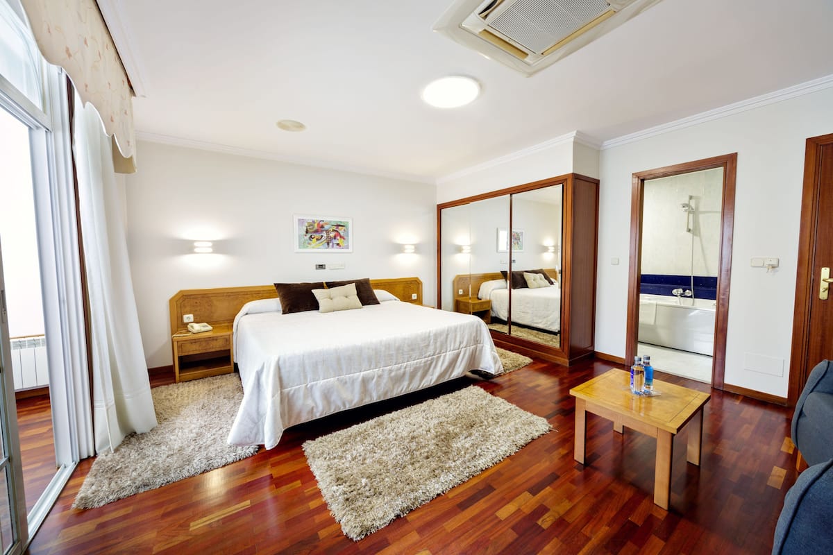 superior suite, balcony (hidromasaje) | down duvets, desk, laptop workspace, blackout curtains