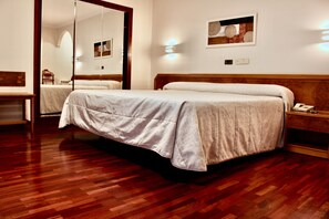 Superior Suite, Balcony (Hidromasaje) | Down duvets, desk, laptop workspace, blackout curtains - Hotel As Camelias (Arteixo)