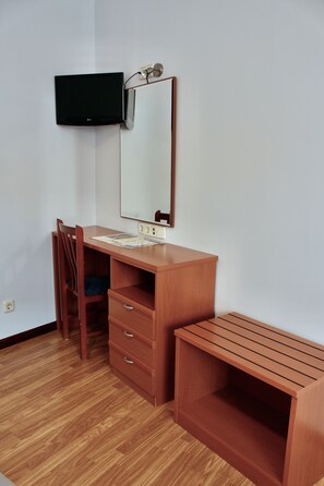 高级双床房 | 羽绒被、办公桌、笔记本电脑工作区、遮光窗帘