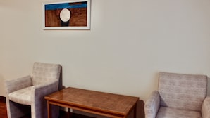 A room with two armchairs and a wooden table. - Hotel As Camelias (Arteixo)