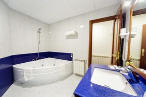 Superior Suite, Balcony (Hidromasaje) | Bathroom | Free toiletries, hair dryer, slippers, towels - Hotel As Camelias (Arteixo)