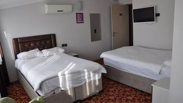 Standard Triple Room | Bar mini, peti besi dalam bilik, meja, langsir/tirai gelap terus