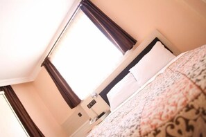 Minibar, caja de seguridad en la habitación y escritorio 