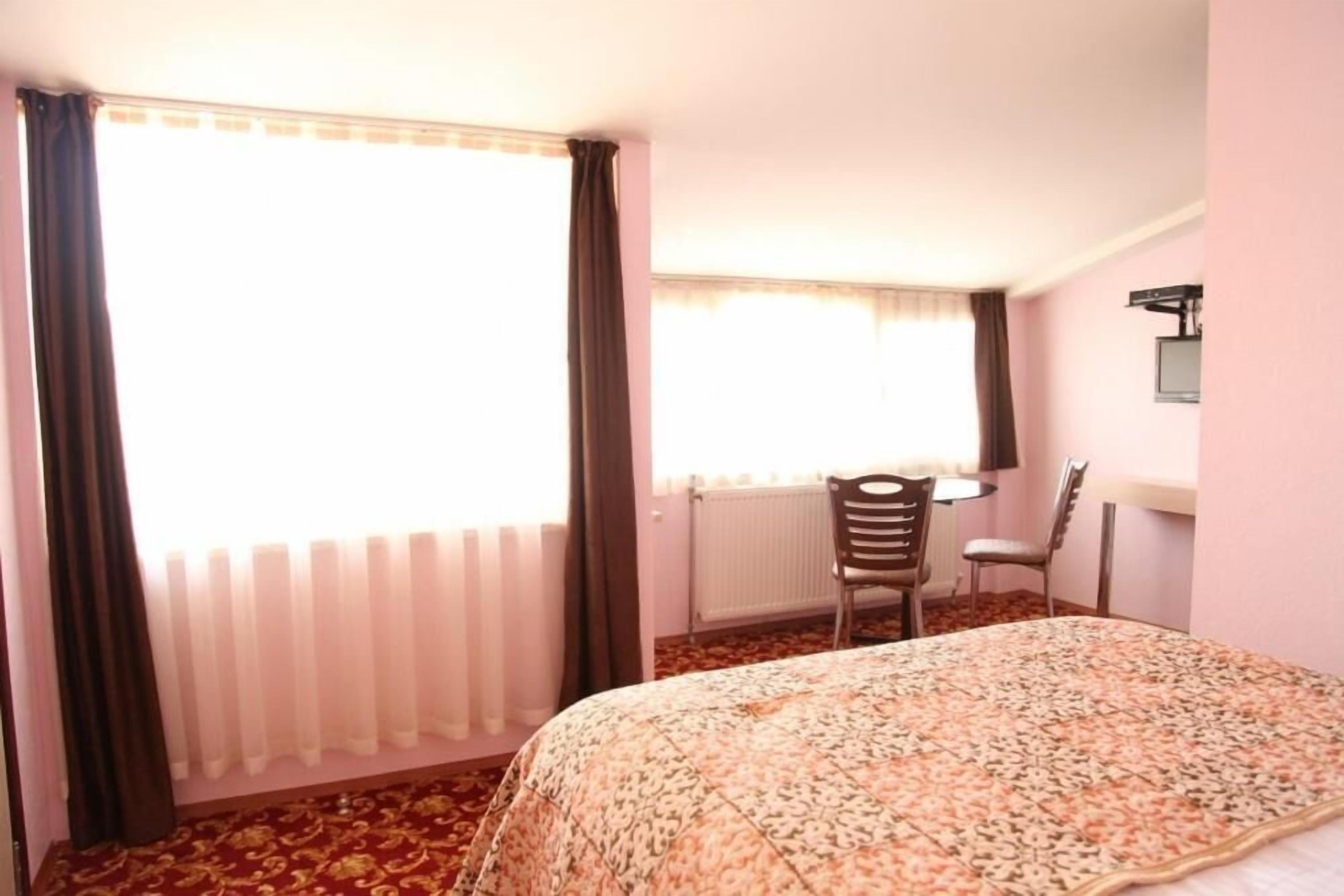 standard single room | minibar, in-room safe, desk, blackout curtains