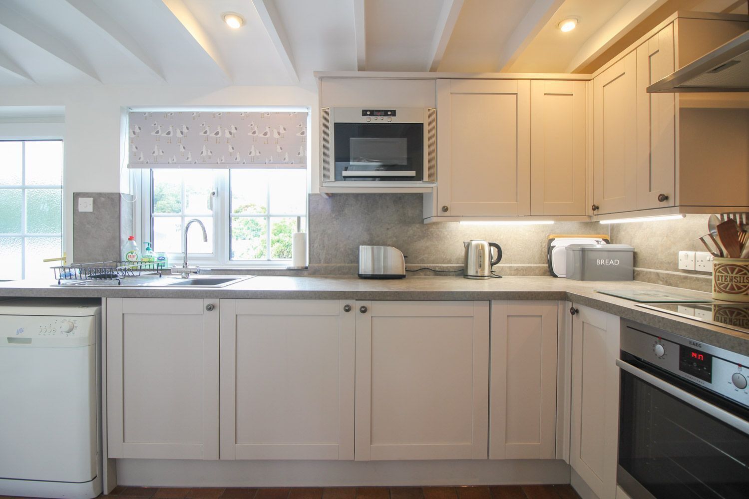 Cottage | Private kitchen | Dishwasher, cookware/dishes/utensils
