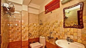 Shower, designer toiletries, slippers, bidet - Hotel Vikrant Inn (Manali)