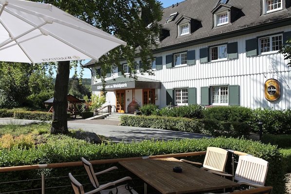 A traditional building with a sign reading "Caféhaus im Waldpark".