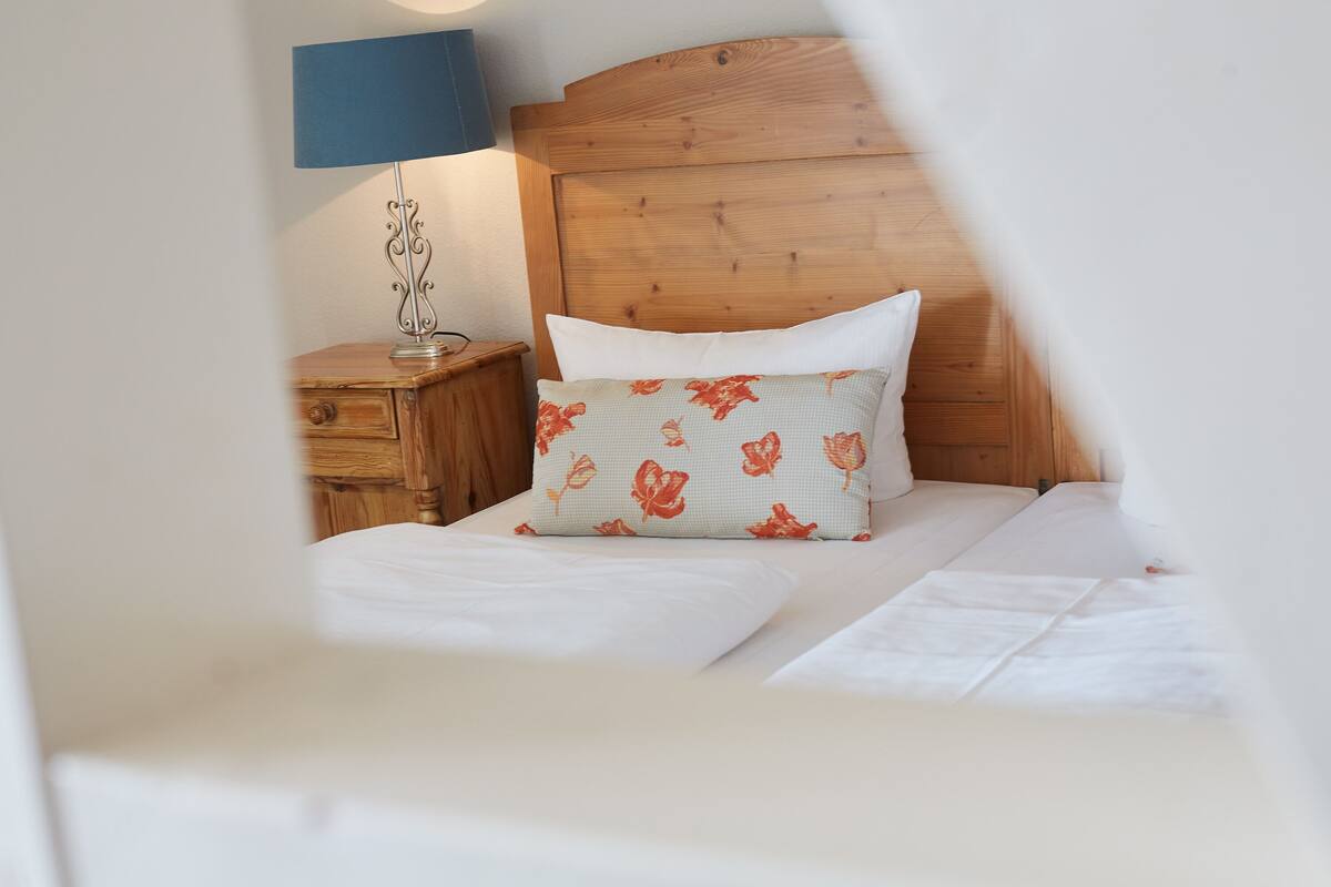 double room | hypo-allergenic bedding, individually decorated, individually furnished