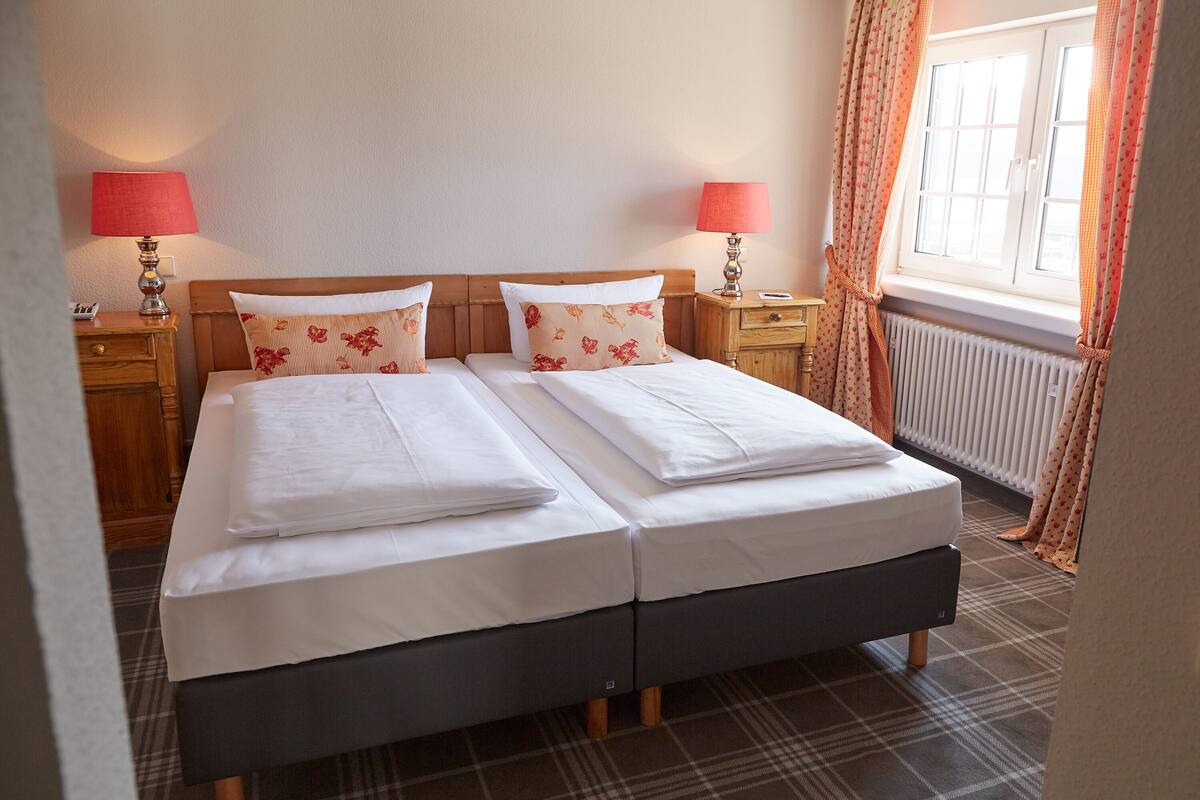 double room | hypo-allergenic bedding, individually decorated, individually furnished
