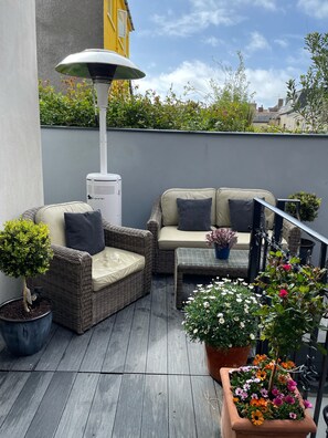 Terrace/patio - Tenby Town, 4 storey, within the walls and 30 metres from steps to beach.  (TENBY)