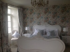 4 bedrooms, iron/ironing board, travel cot, free WiFi - Tenby Town, 4 storey, within the walls and 30 metres from steps to beach.  (TENBY)