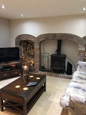 Smart TV, fireplace, video games, DVD player - Tenby Town, 4 storey, within the walls and 30 metres from steps to beach.  (TENBY)